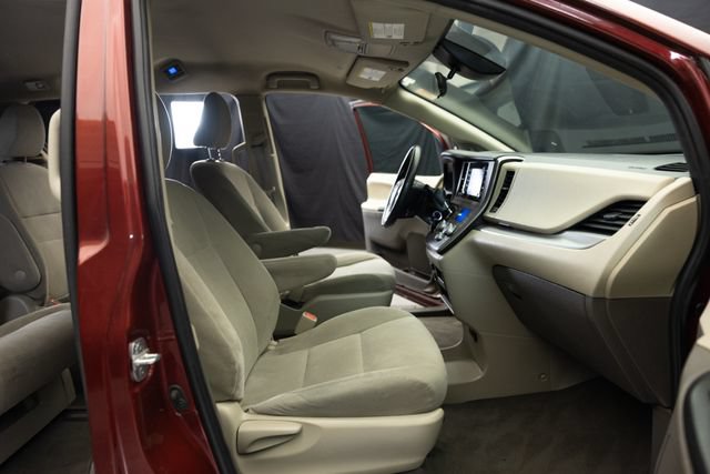 Used 2020 Toyota Sienna L FWD image 24