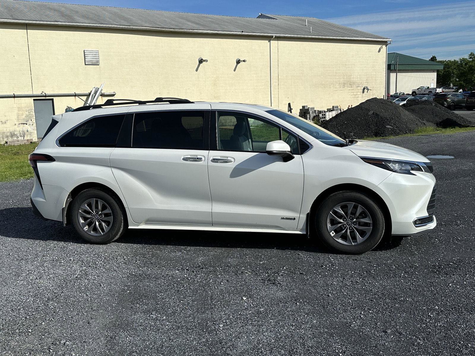 Used 2021 Toyota Sienna XLE w/ XLE Plus Package FWD image 9