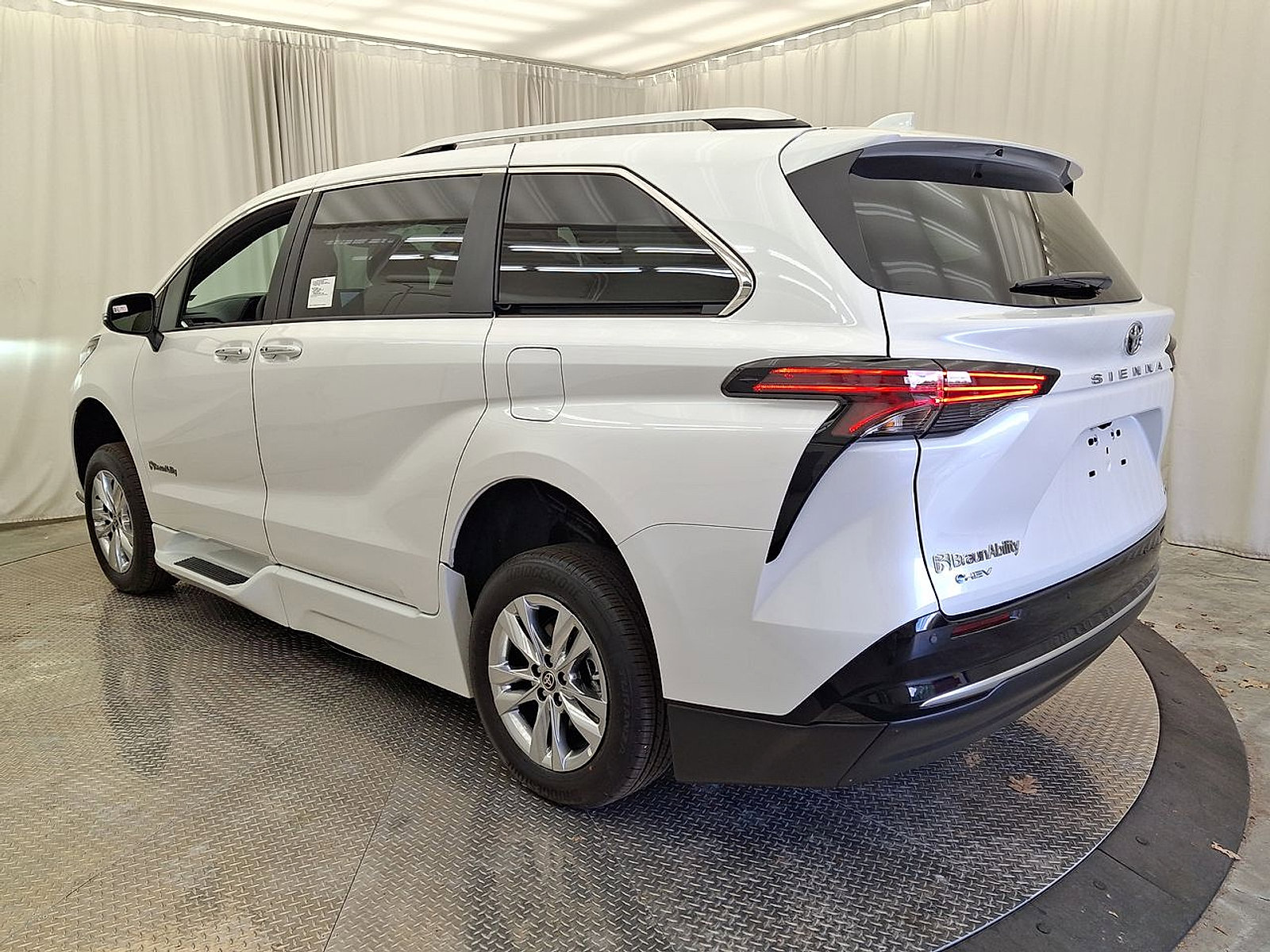 Used 2026 Toyota Sienna Limited FWD image 22