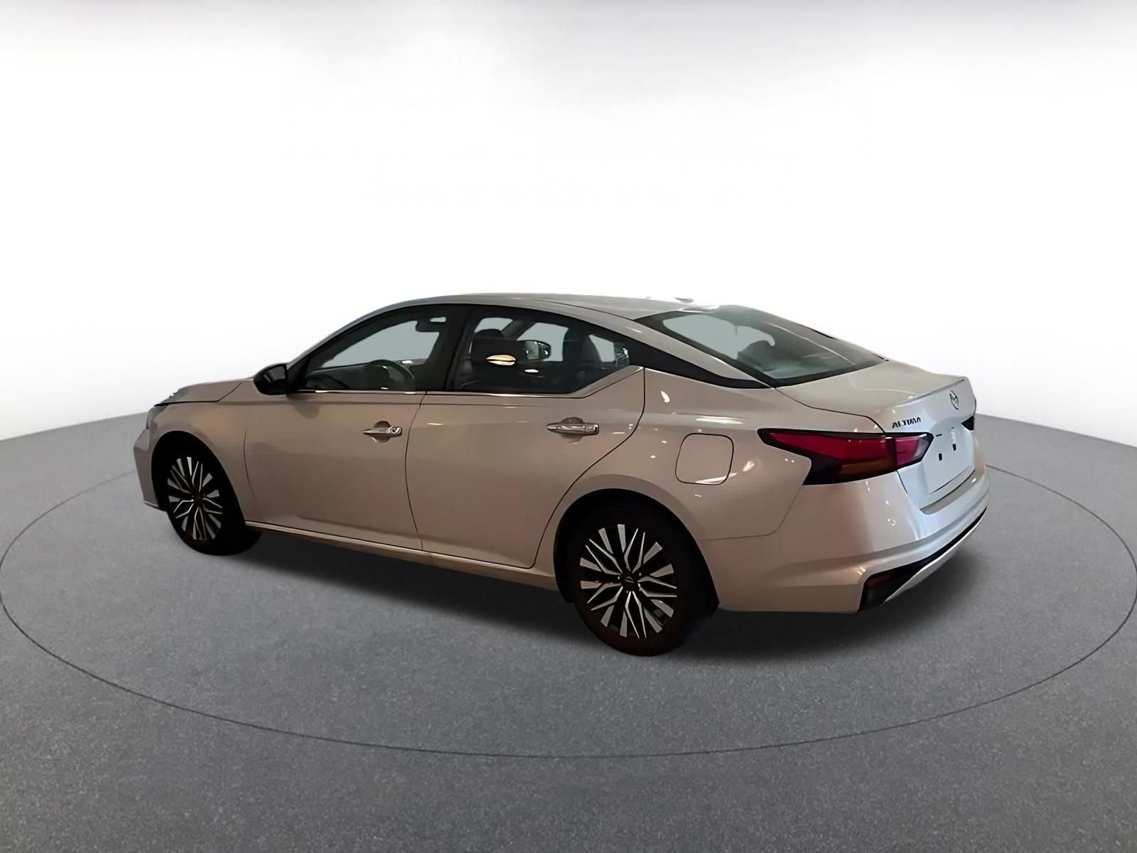 Used 2025 Nissan Altima 2.5 SV image 9