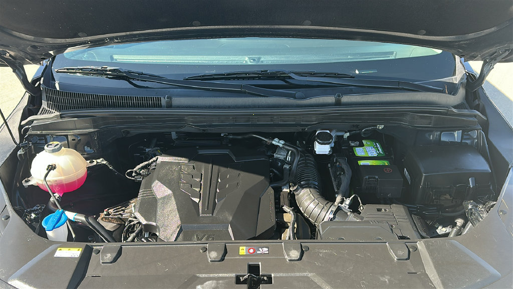 Used 2024 Kia Carnival LX FWD image 3