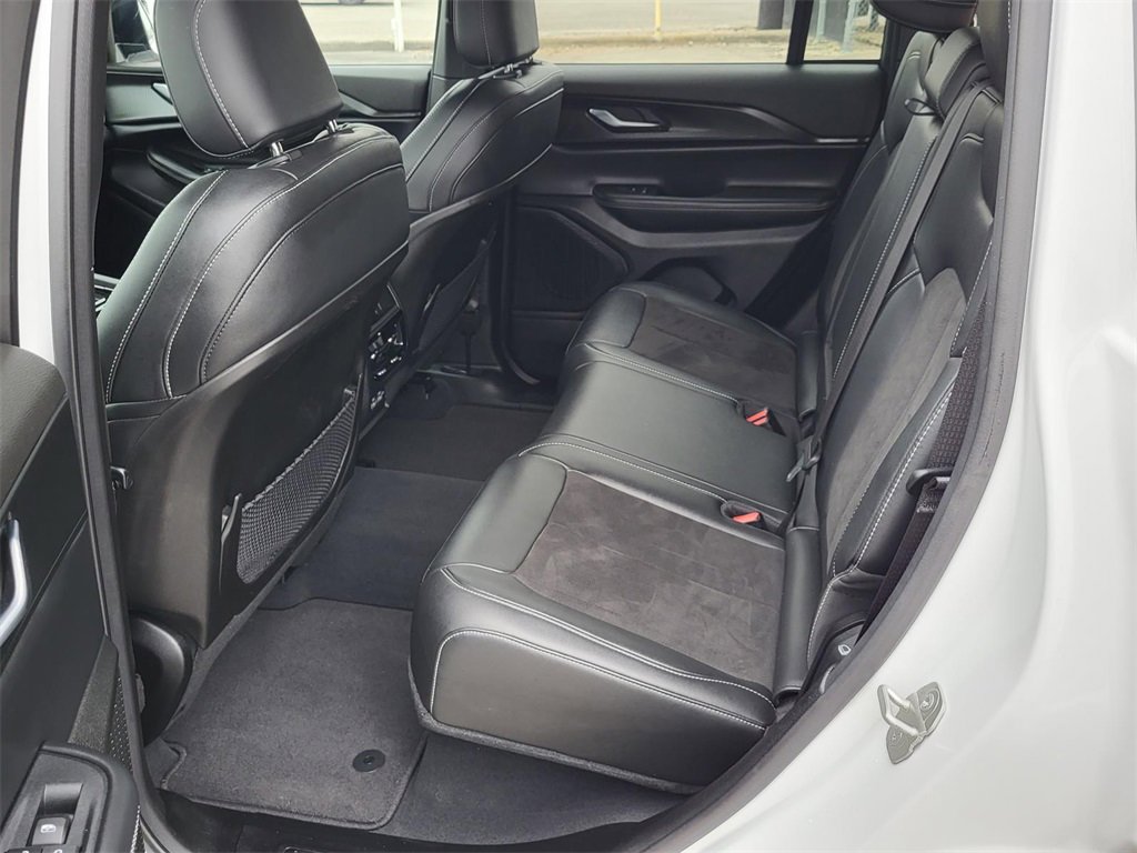 Used 2023 Jeep Grand Cherokee Altitude image 13