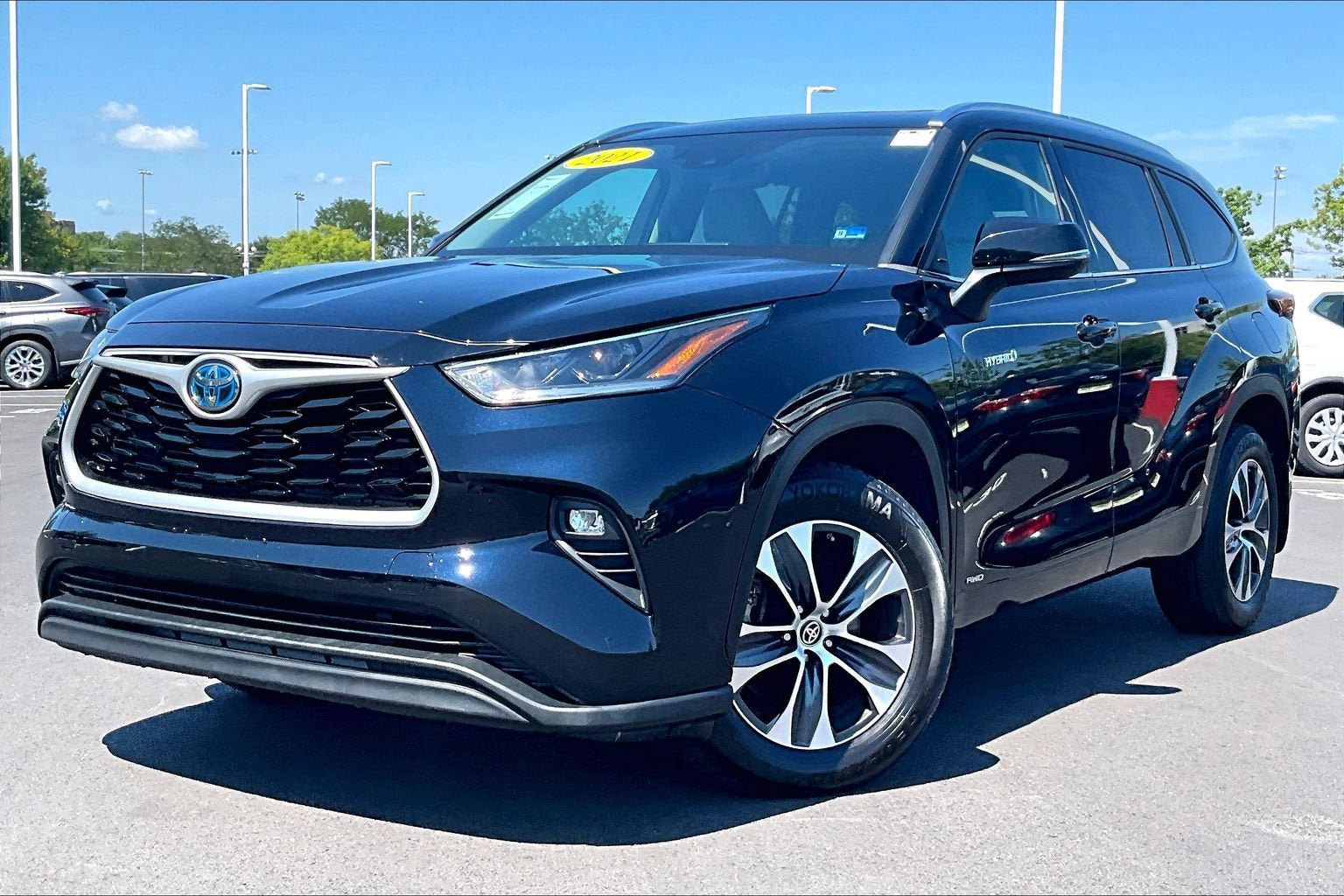 Used 2021 Toyota Highlander XLE AWD/4WD image 1