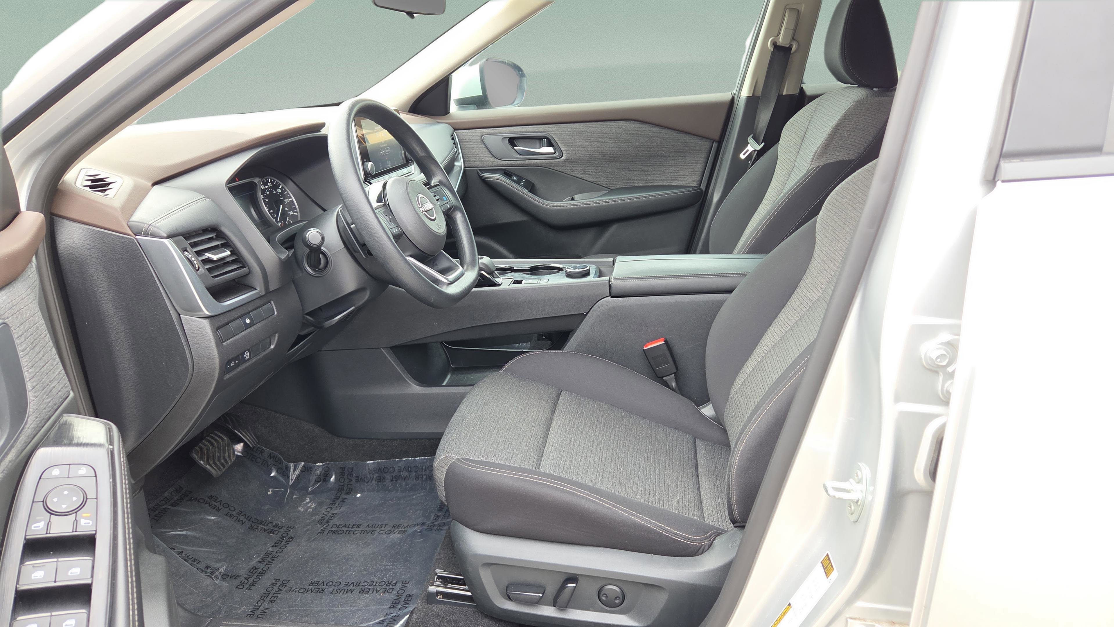 Used 2023 Nissan Rogue SV image 11