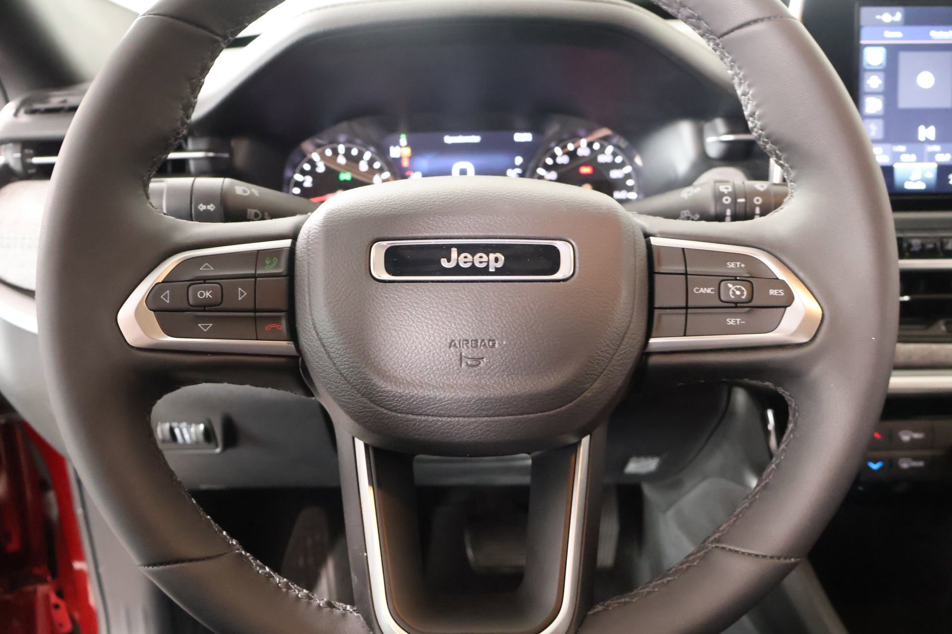 Used 2025 Jeep Compass Latitude image 3