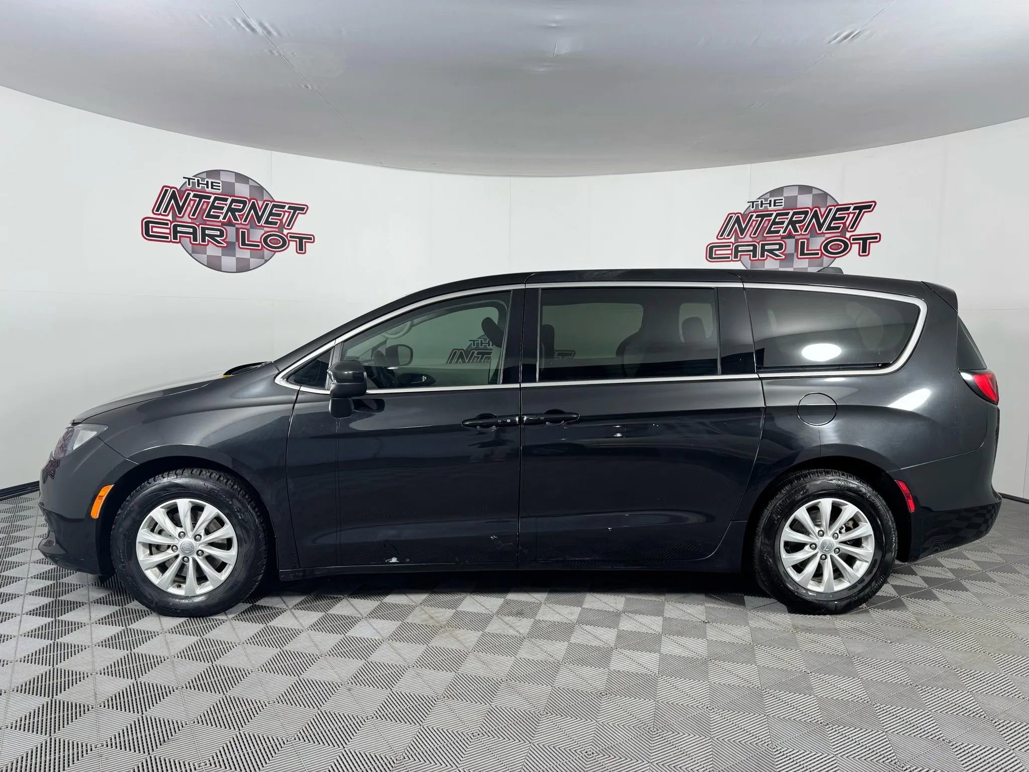 Used 2017 Chrysler Pacifica Touring w/ Tire & Wheel Group image 4