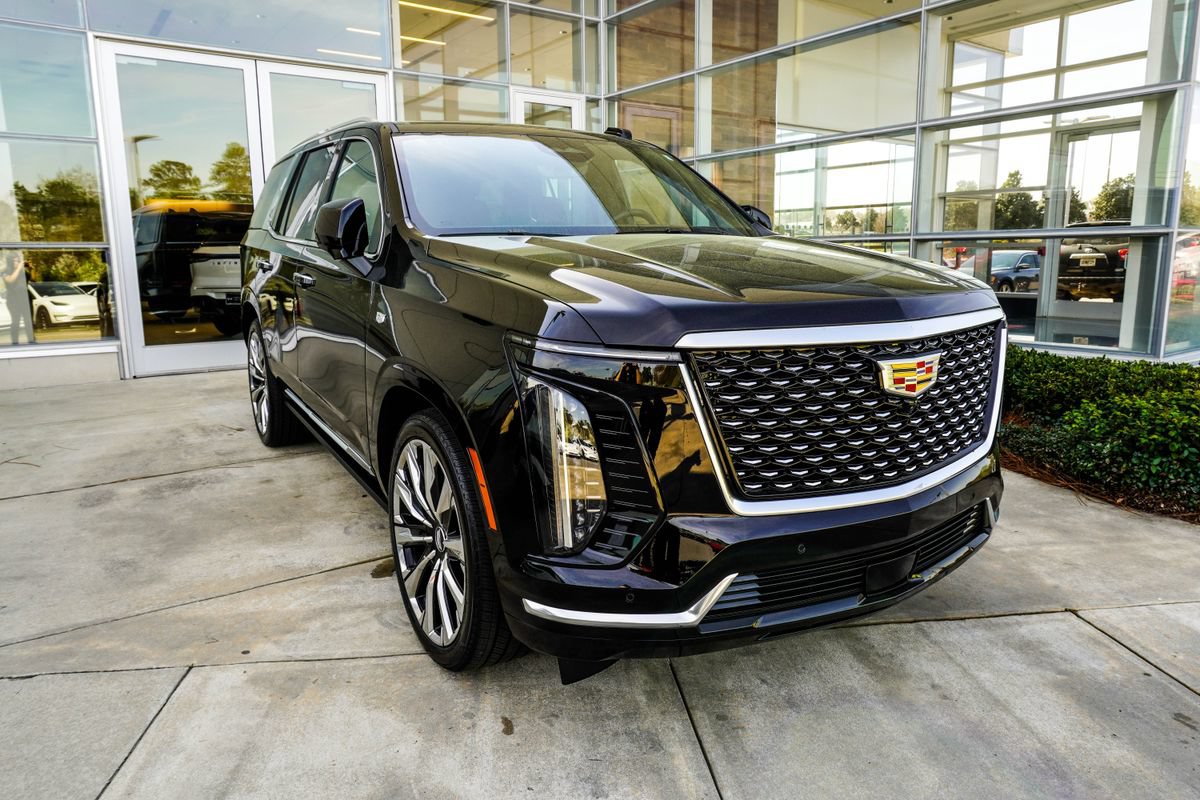 Used 2026 Cadillac Escalade Luxury w/ Touring Package AWD/4WD image 4