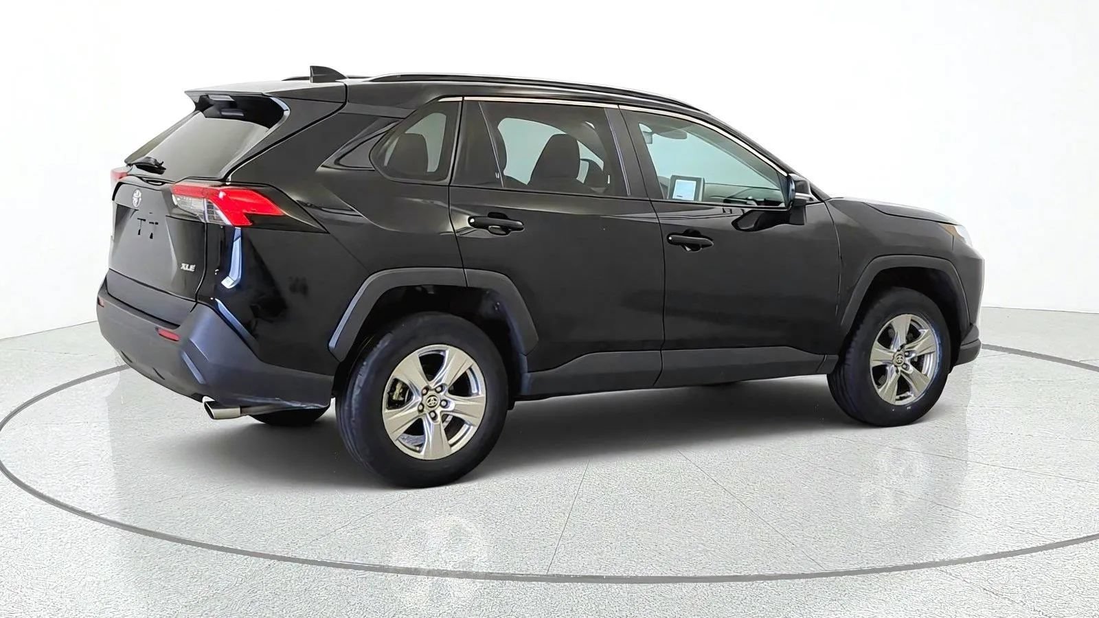 Used 2024 Toyota RAV4 XLE FWD image 9