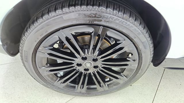 Used 2025 Land Rover Range Rover SE image 57