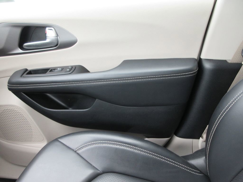 Used 2023 Chrysler Pacifica Touring-L image 31