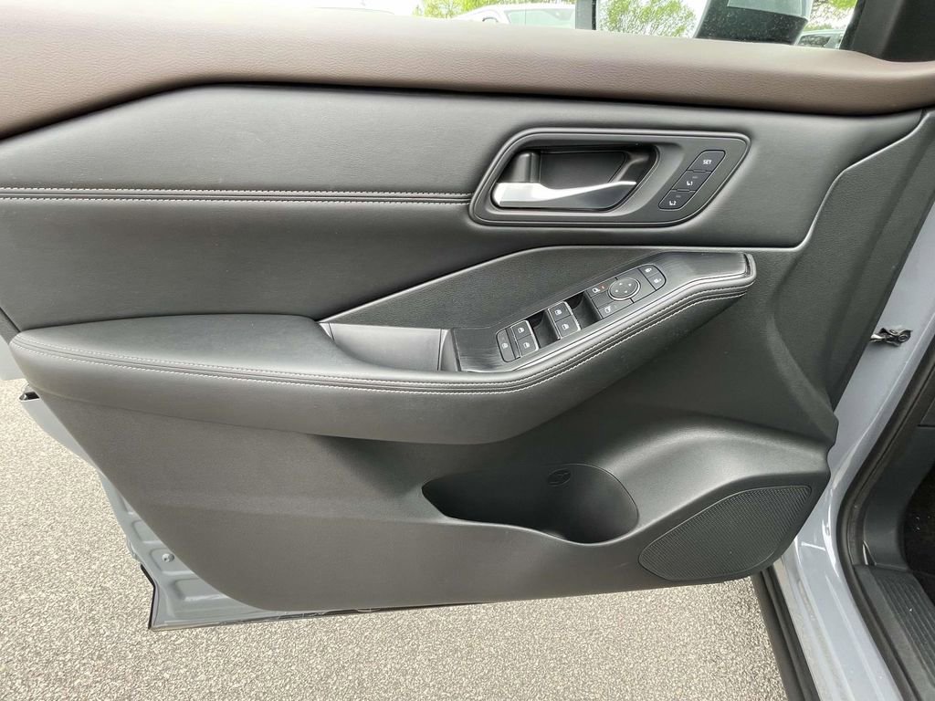 Used 2022 Nissan Rogue SL w/ SL Premium Package image 15