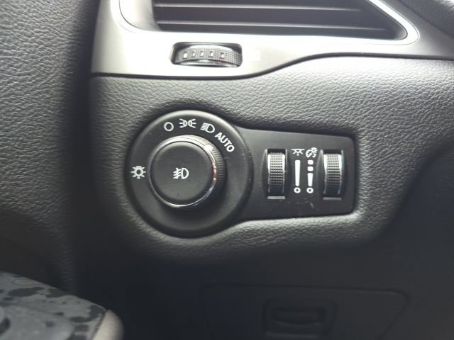 Used 2020 Jeep Cherokee Latitude Plus w/ Cold Weather Group AWD/4WD image 11