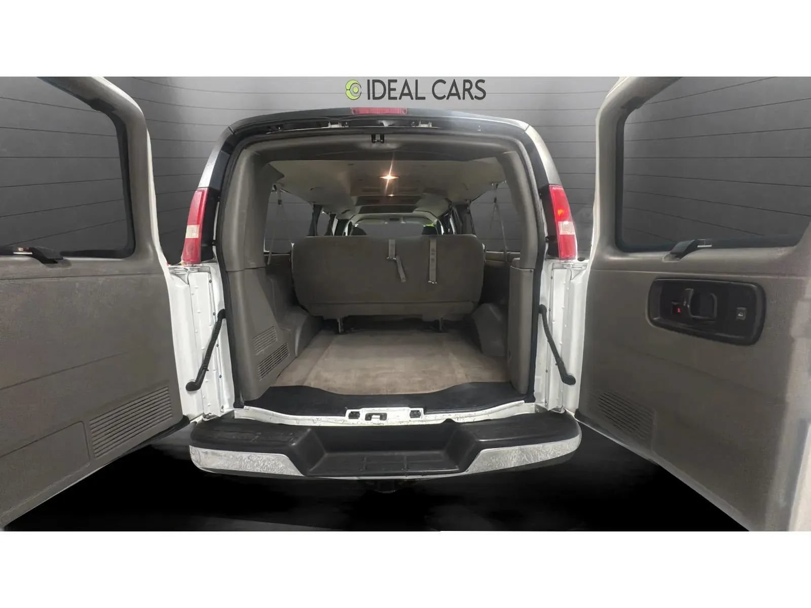 Used 2004 Chevrolet Express 3500 Extended Passenger w/ LS Preferred Equipment Group RWD image 19