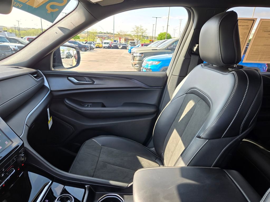 Used 2025 Jeep Grand Cherokee Altitude image 26