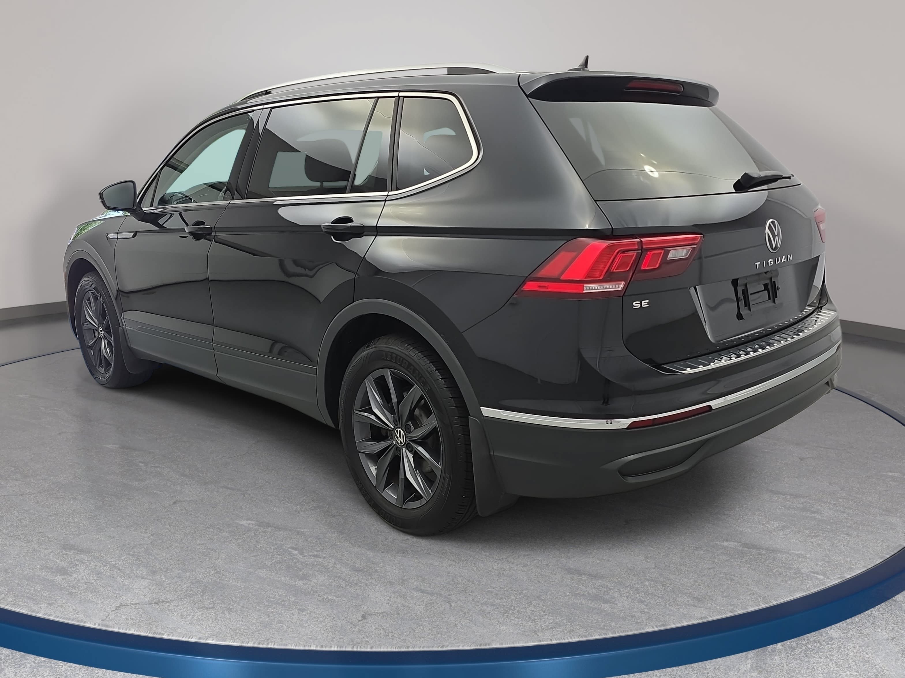 Used 2023 Volkswagen Tiguan SE w/ Panoramic Sunroof Package FWD image 7