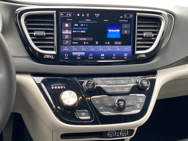 Used 2024 Chrysler Pacifica Touring-L image 9