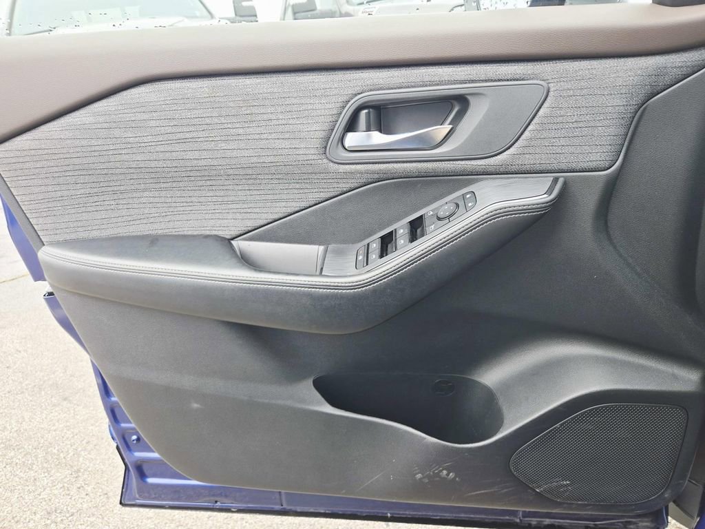 Used 2023 Nissan Rogue SV image 33