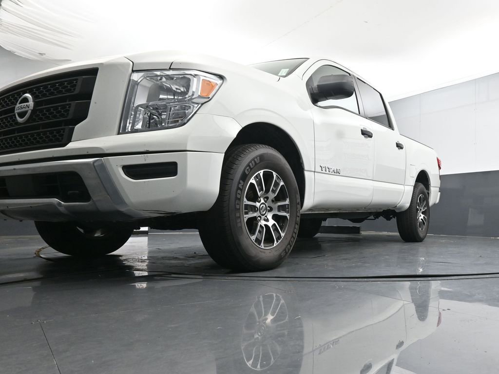 Used 2022 Nissan Titan SV image 32