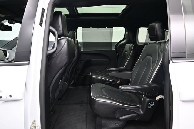 Used 2025 Chrysler Pacifica Limited FWD image 22