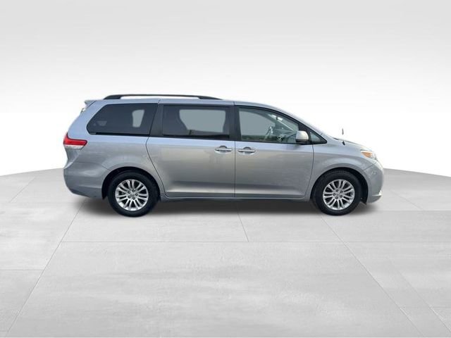 Used 2012 Toyota Sienna XLE image 21