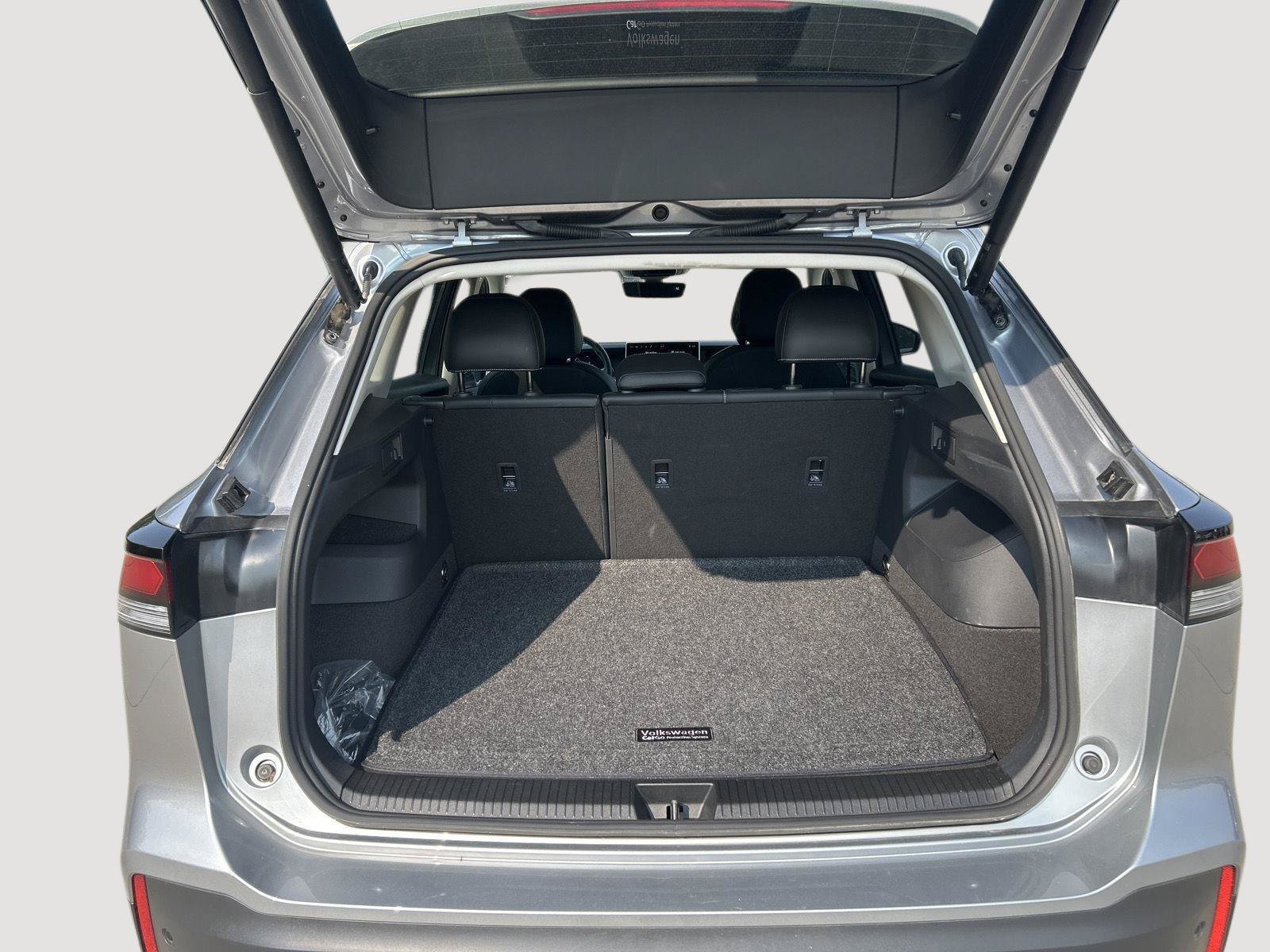 Certified 2025 Volkswagen Tiguan SE w/ Panoramic Sunroof Package AWD/4WD image 9