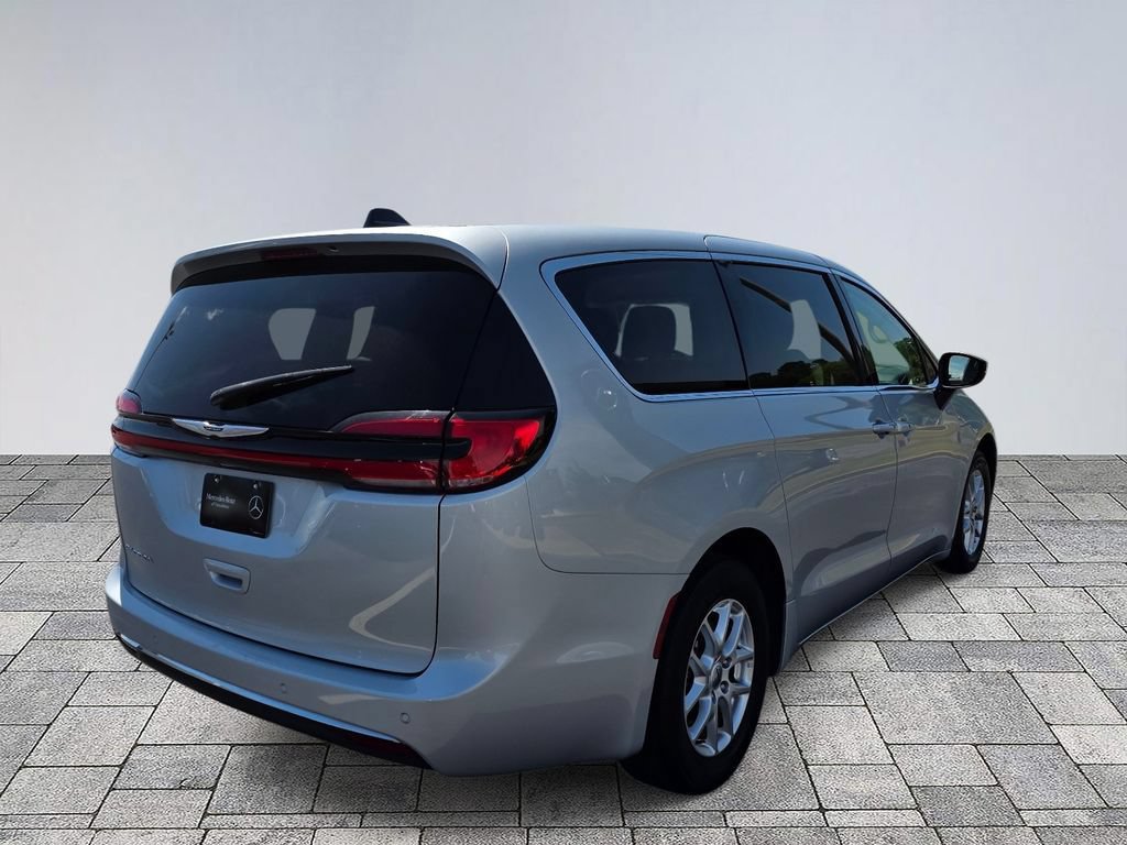 Used 2023 Chrysler Pacifica Touring-L FWD image 7