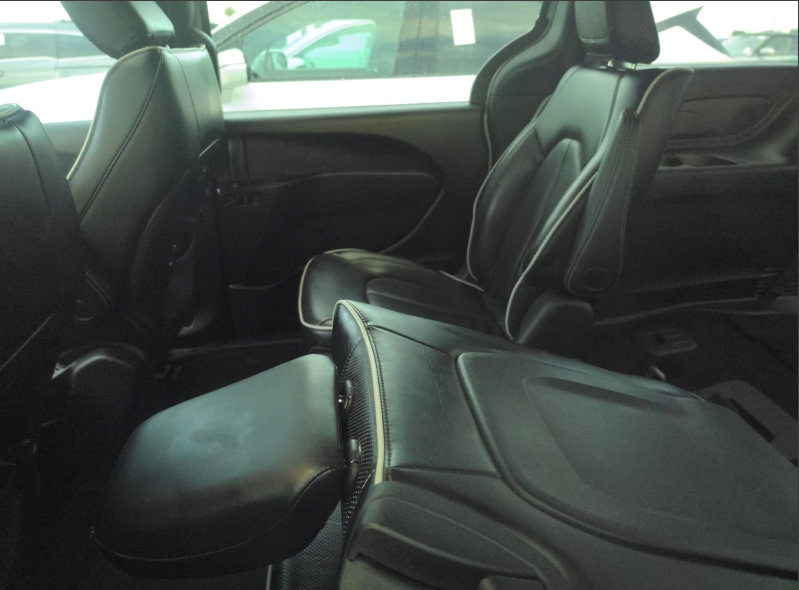 Used 2024 Chrysler Pacifica Premium FWD image 9