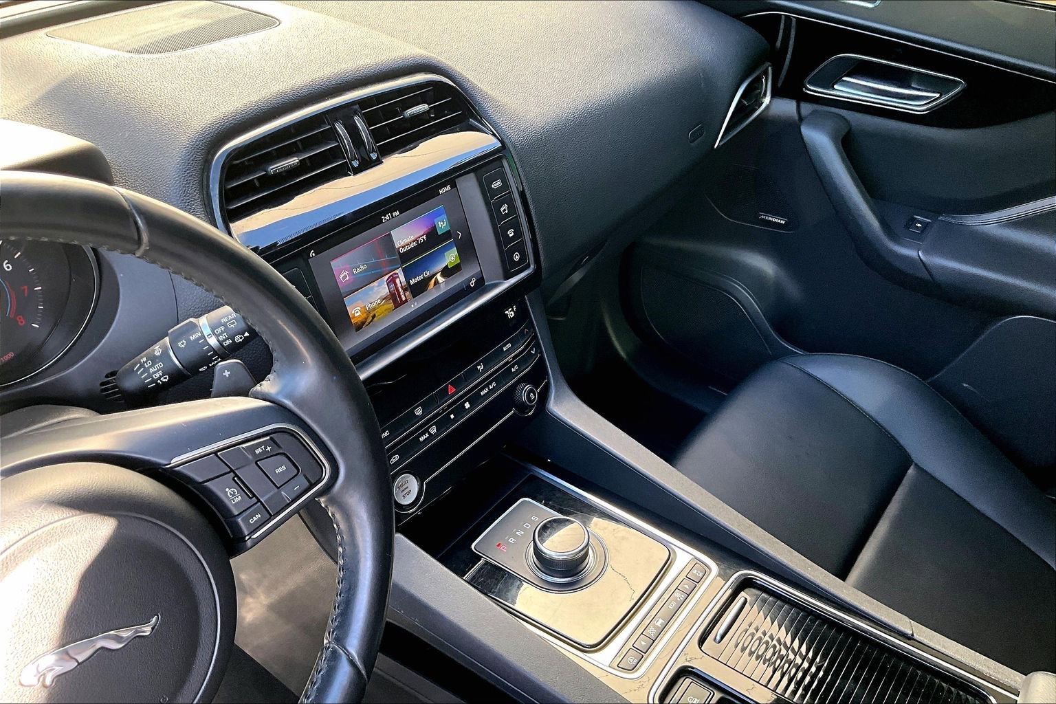 Used 2018 Jaguar F-PACE Premium image 32