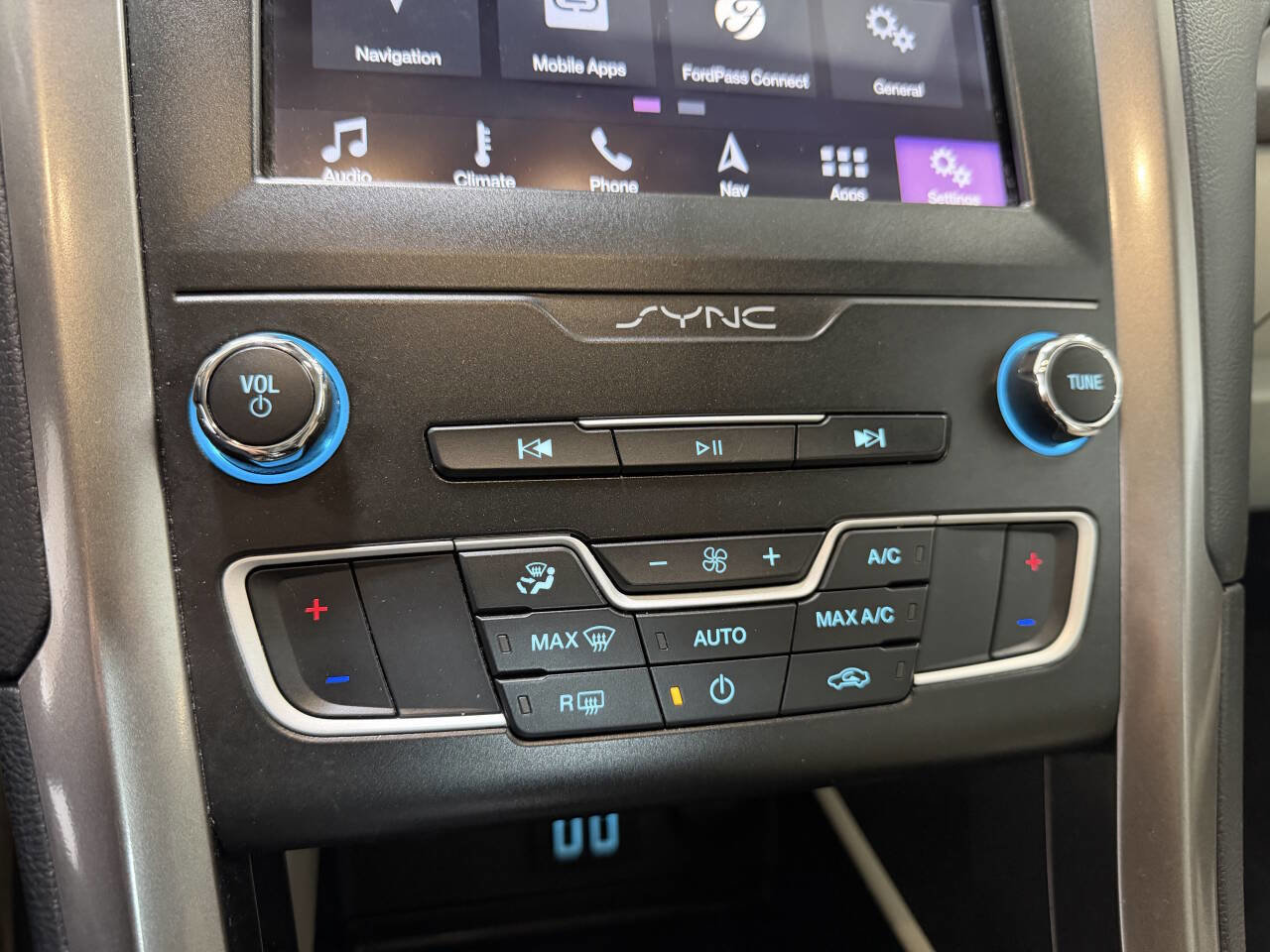 Used 2019 Ford Fusion SE image 12