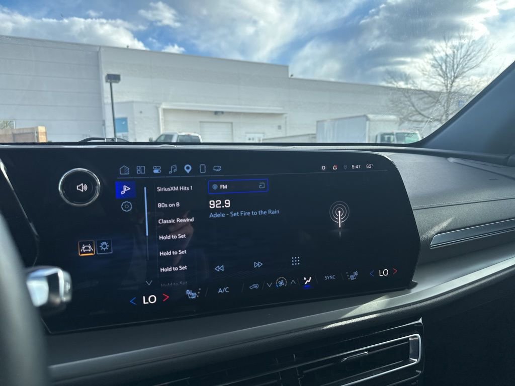 Used 2025 Chevrolet Traverse LT image 12