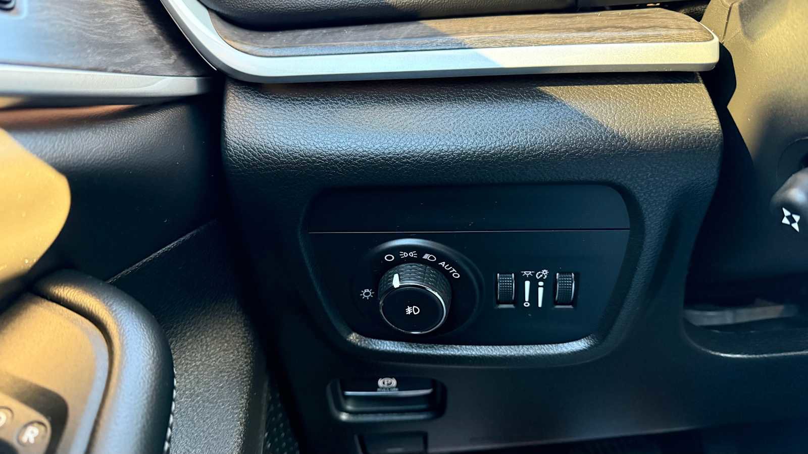 Used 2024 Jeep Grand Cherokee Limited w/ Luxury Tech Group II image 14