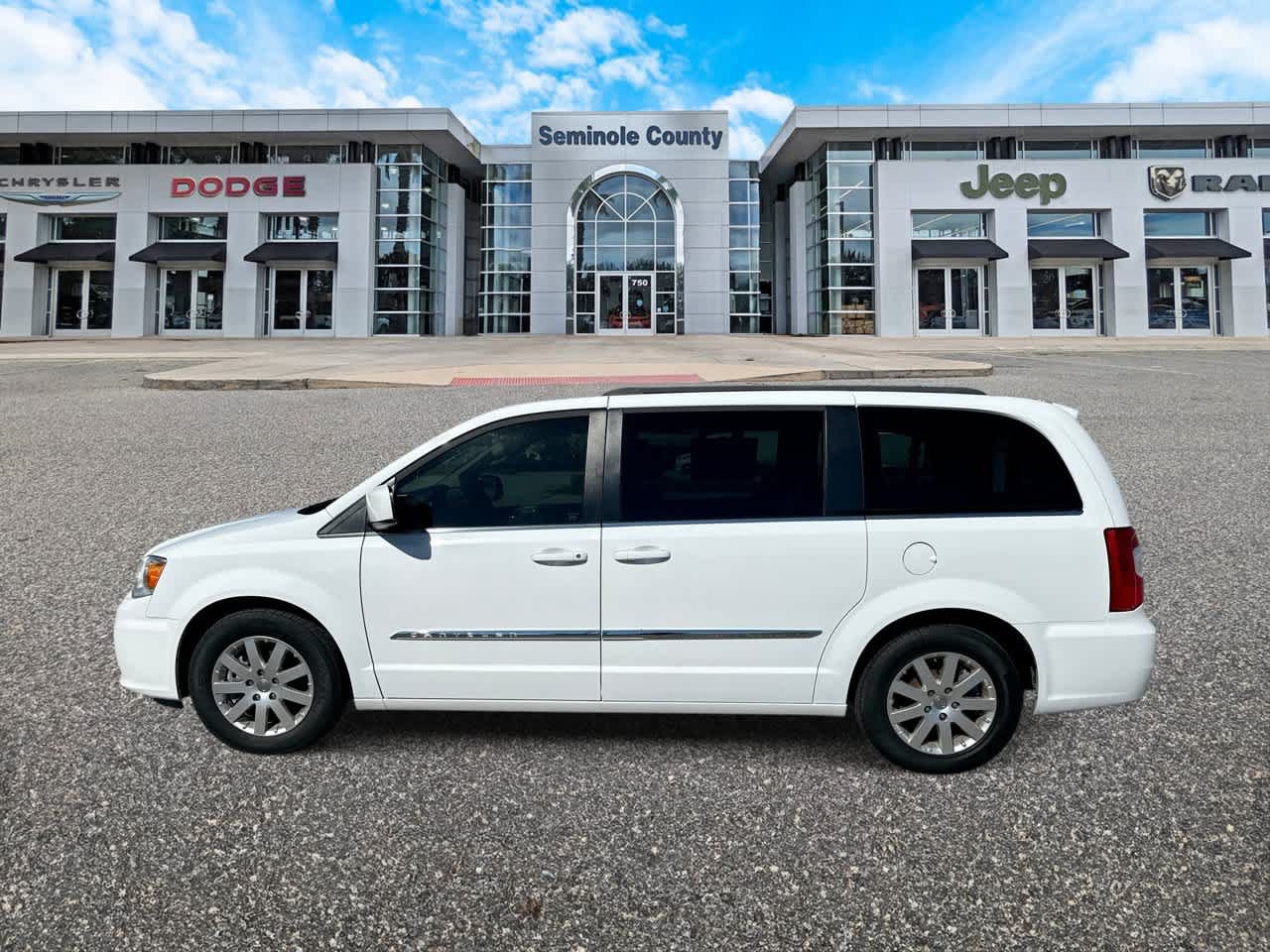 Used 2016 Chrysler Town & Country Touring FWD image 5