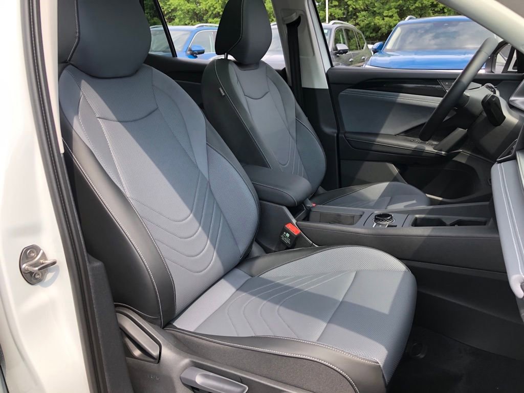 Used 2025 Volkswagen Tiguan SE w/ Panoramic Sunroof Package image 29