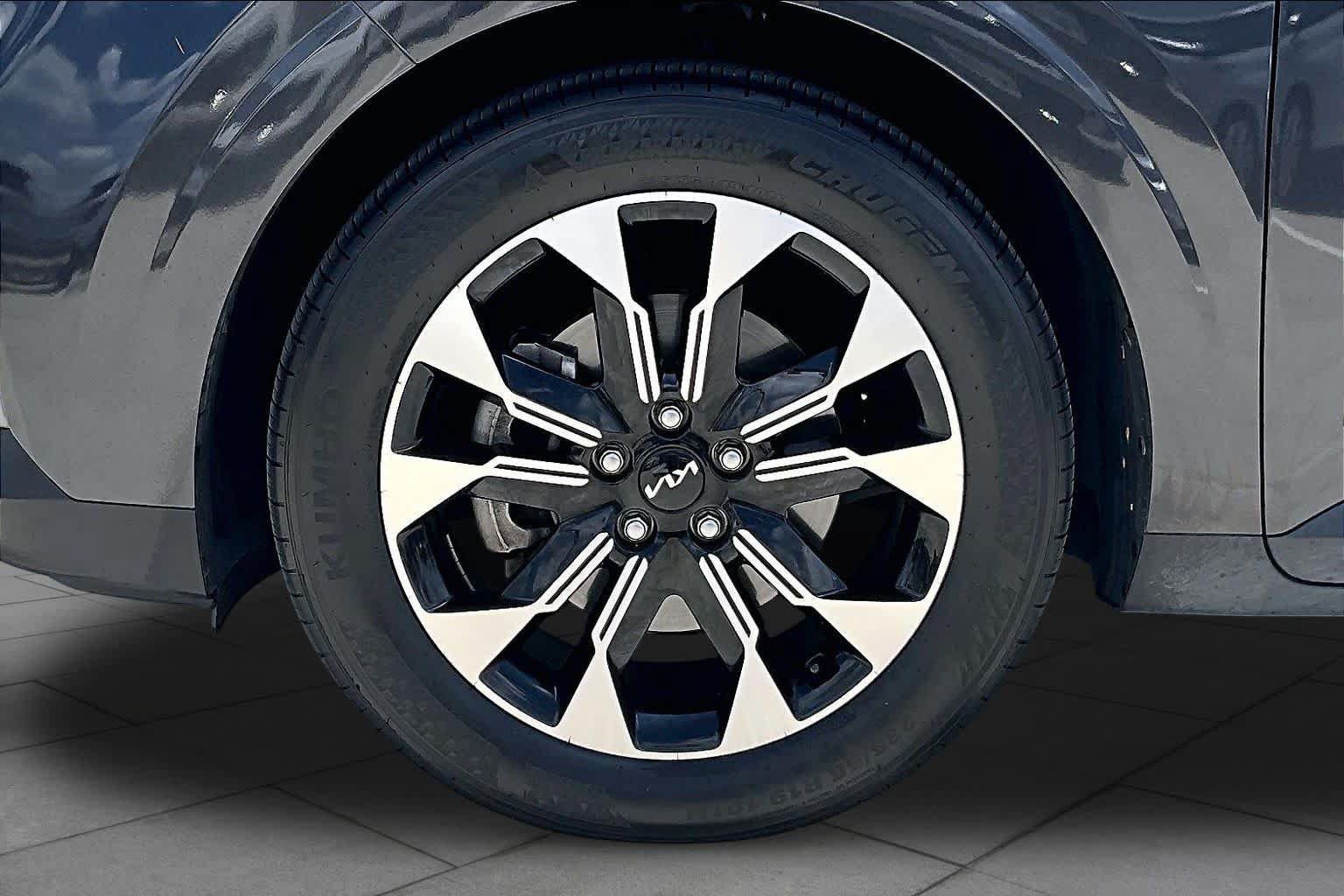 Used 2023 Kia Carnival EX FWD image 10