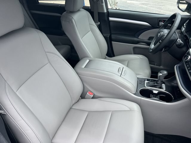 Used 2019 Toyota Highlander XLE FWD image 35