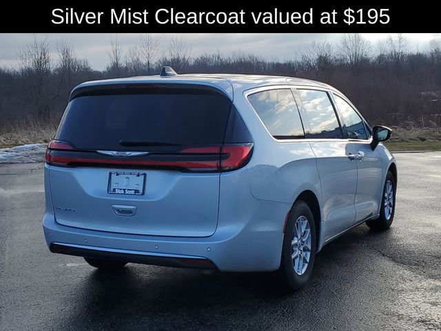 Used 2024 Chrysler Pacifica Touring-L image 7