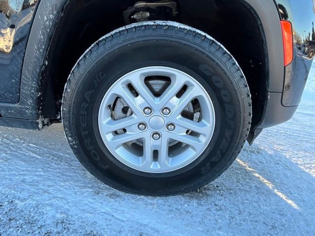 Used 2023 Jeep Grand Cherokee Laredo image 9