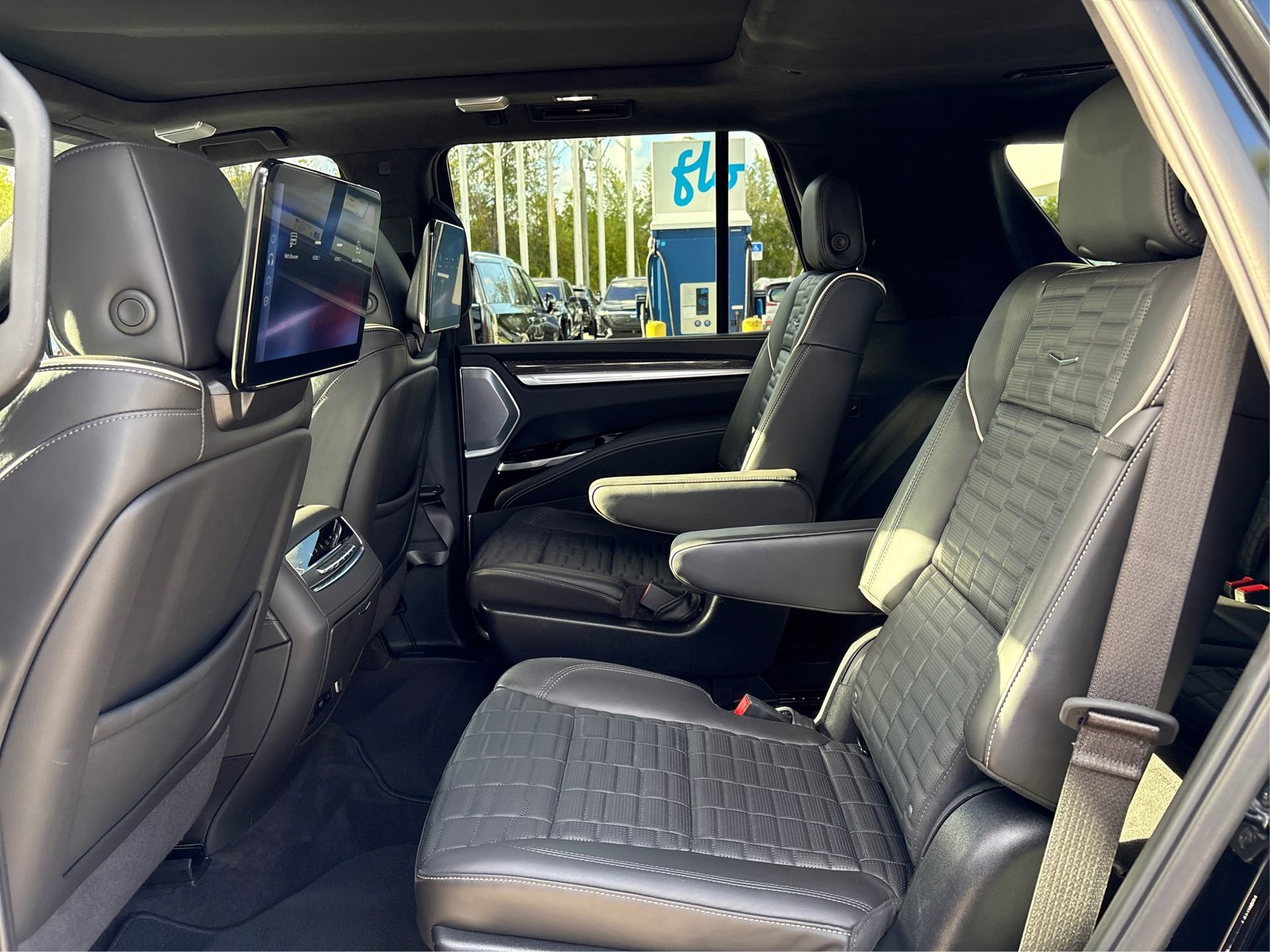 Used 2025 Cadillac Escalade V image 10