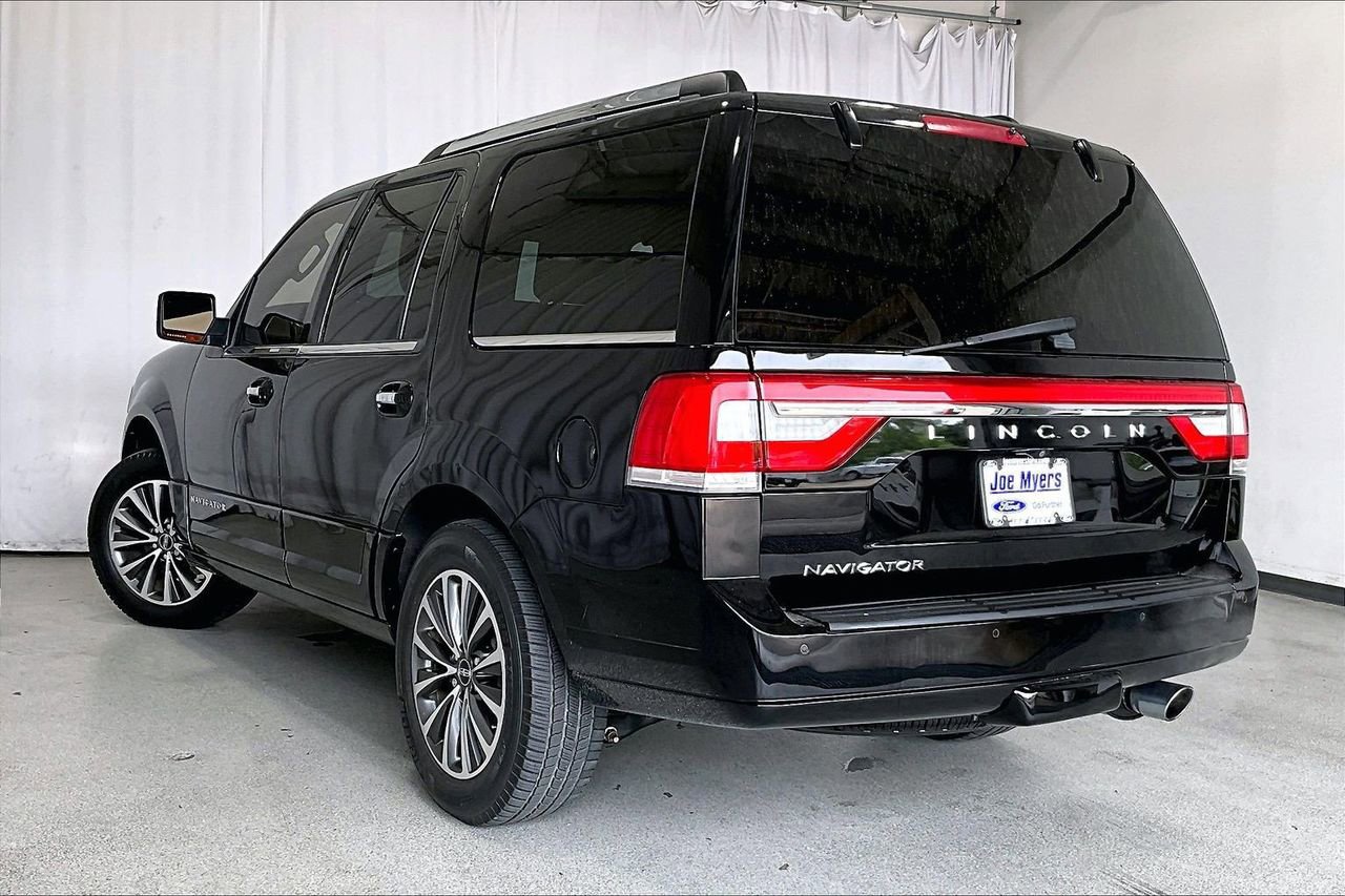 Used 2017 Lincoln Navigator Select RWD image 5