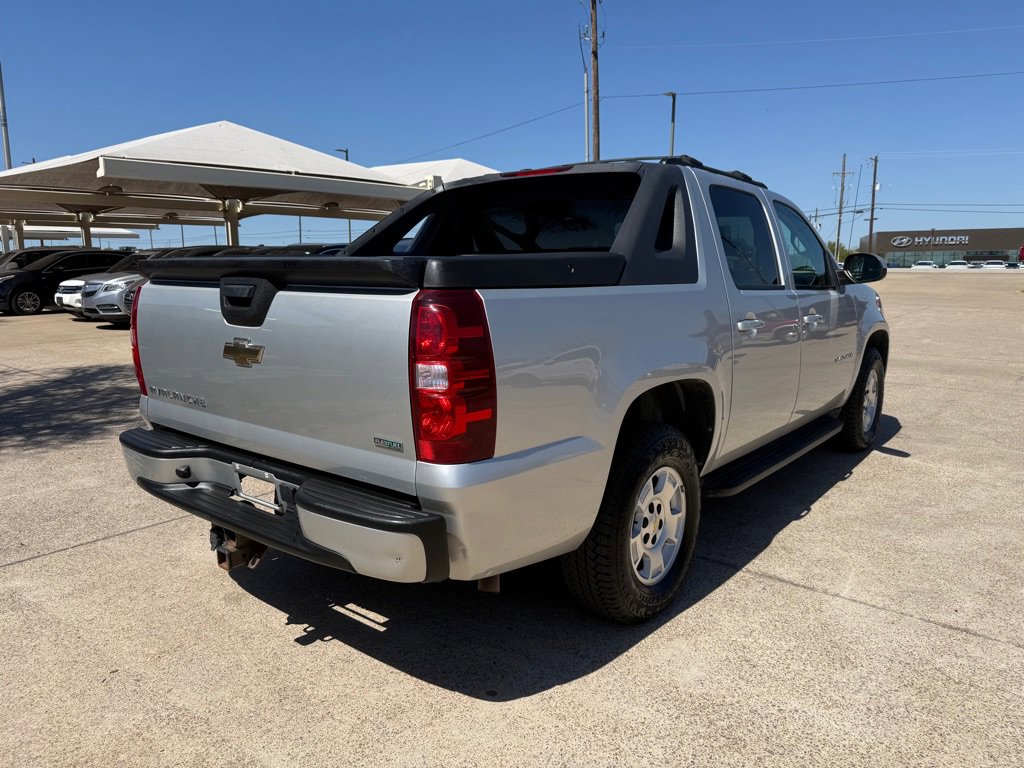 Used 2011 Chevrolet Avalanche LS image 7