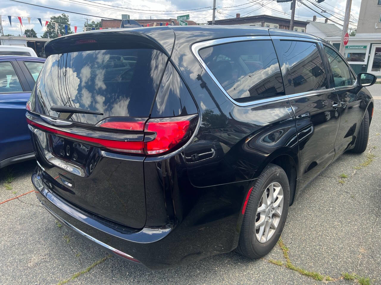 Used 2023 Chrysler Pacifica Touring-L image 9