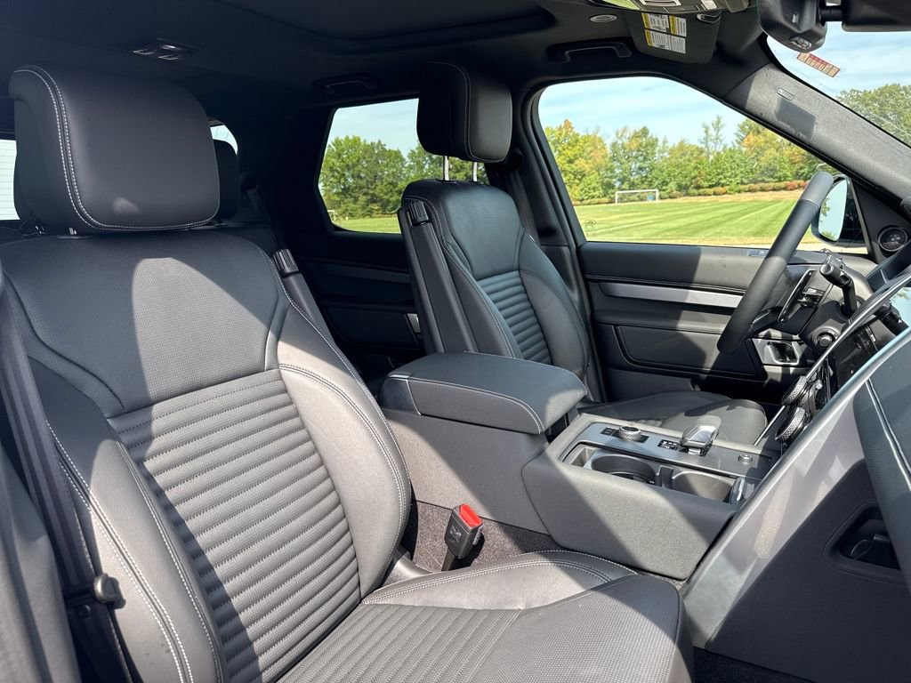 New 2025 Land Rover Discovery Dynamic SE image 16