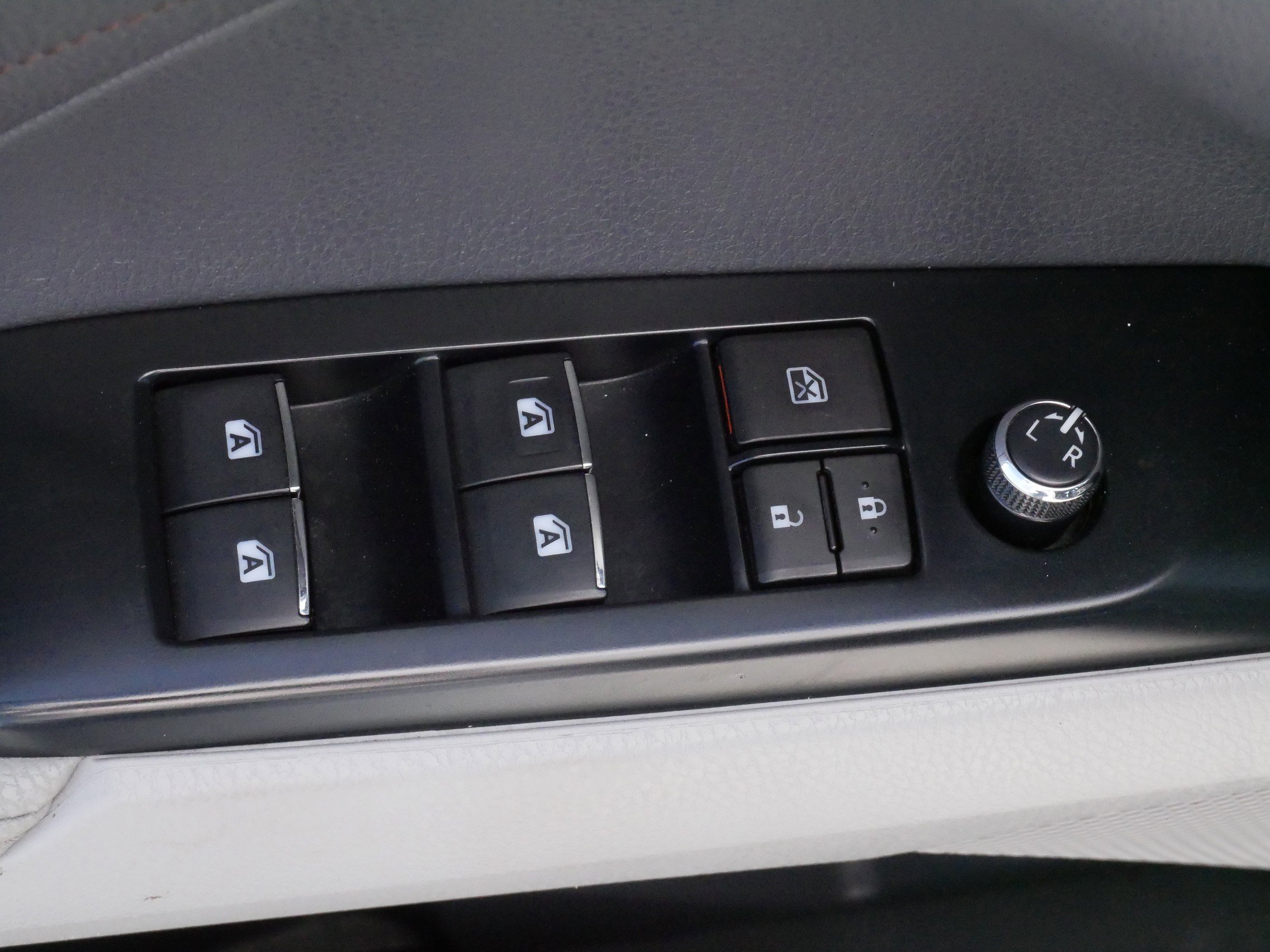 Used 2018 Toyota Camry XLE w/ Protection Package (Q2) FWD image 19