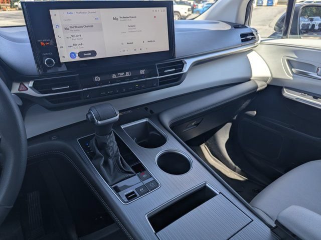 Used 2025 Toyota Sienna XLE FWD image 23