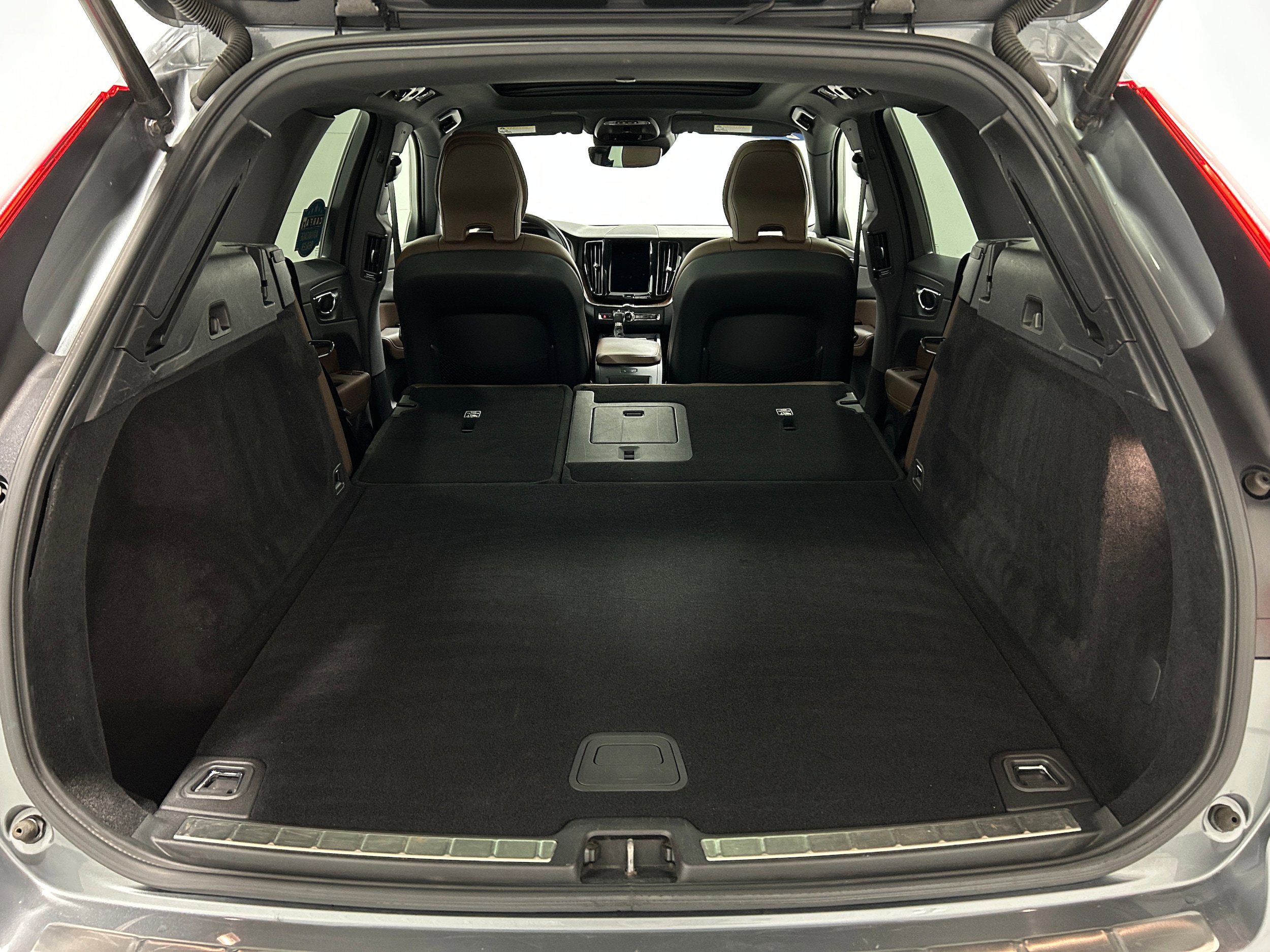Used 2021 Volvo XC60 T5 Momentum w/ Premium Package image 34