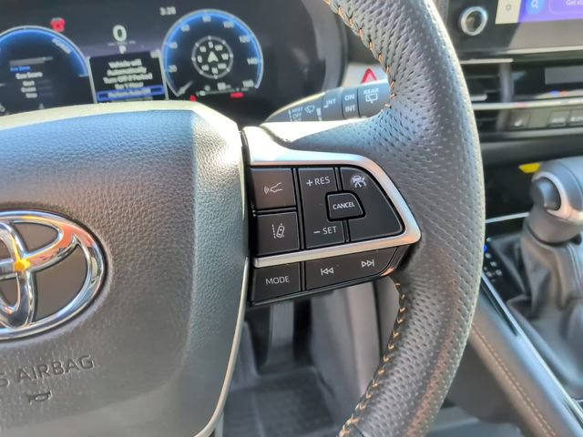 Used 2025 Toyota Sienna XLE Woodland Edition image 21