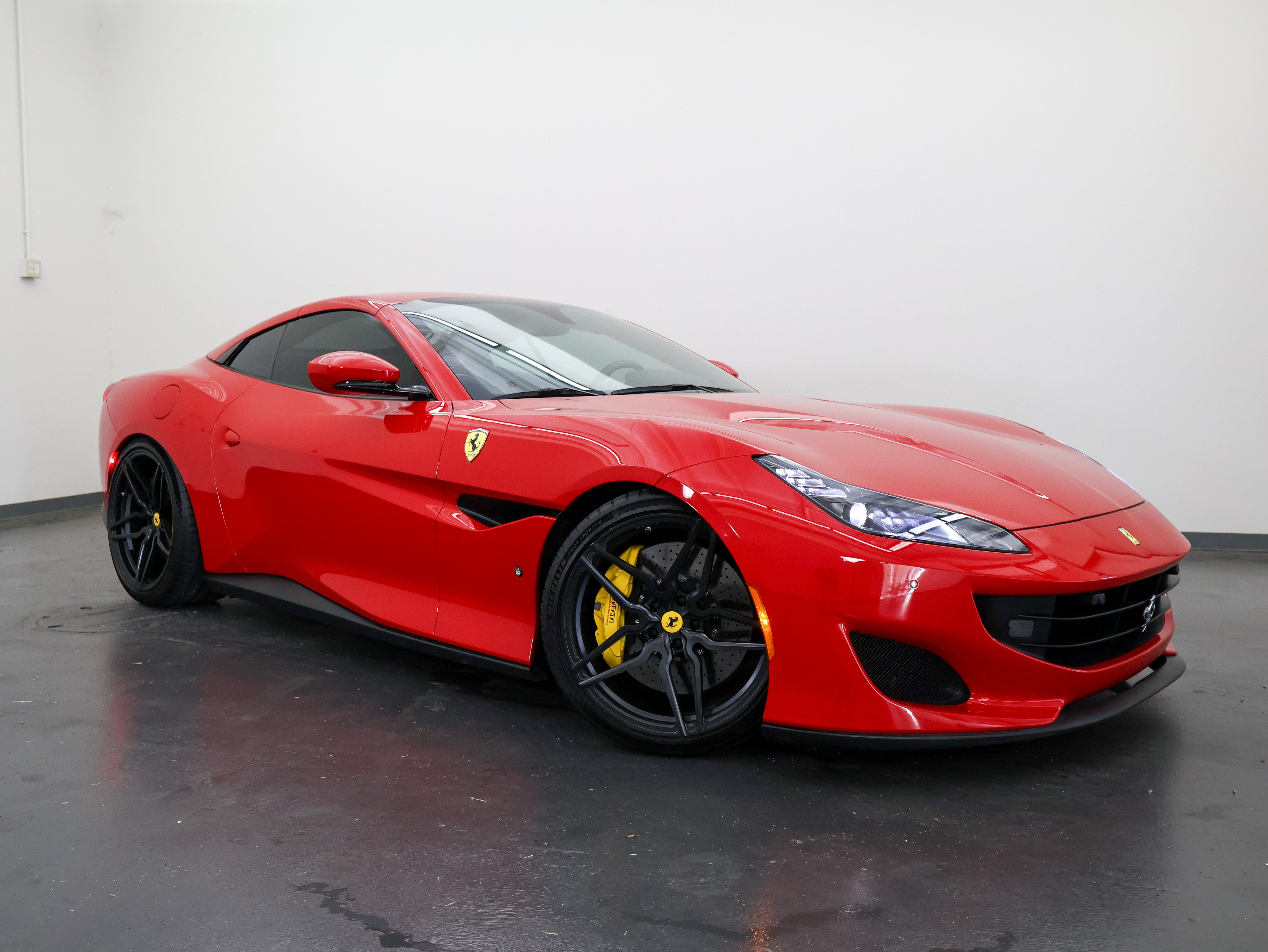 Used 2019 Ferrari Portofino RWD image 2