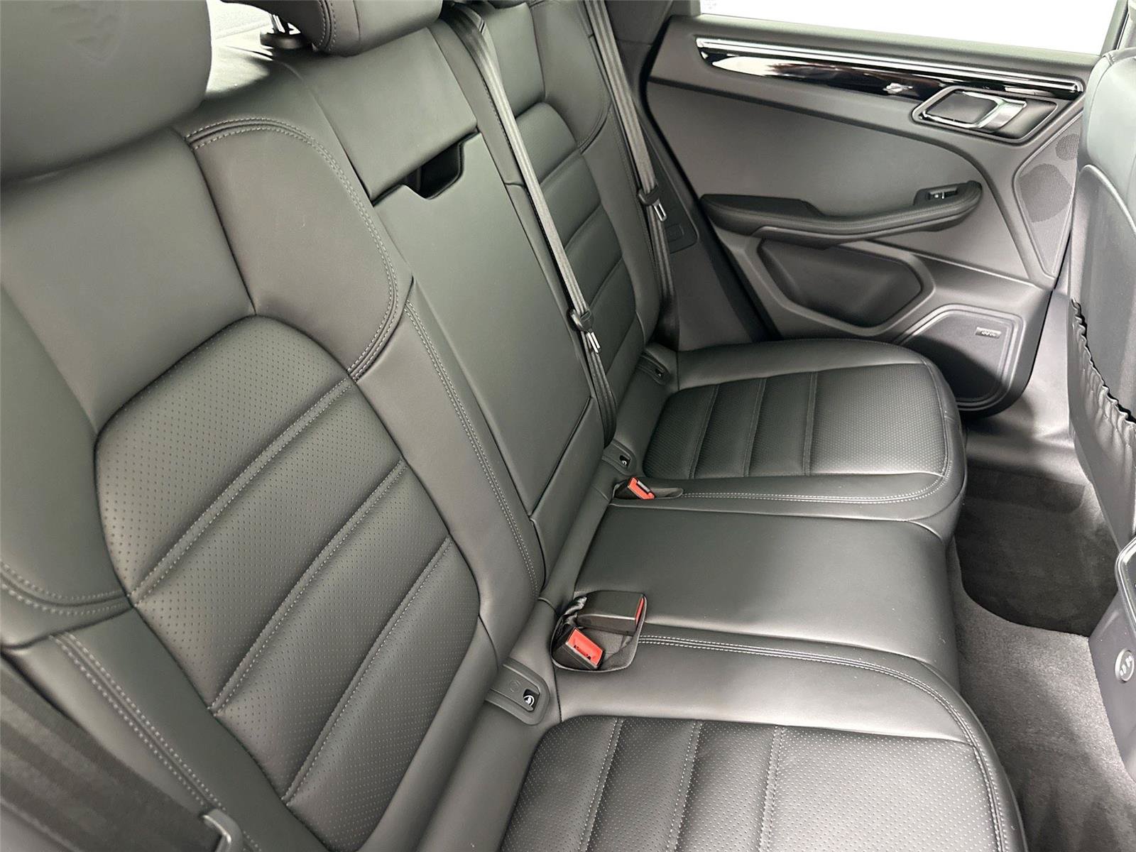 Certified 2026 Porsche Macan Turbo AWD/4WD image 27