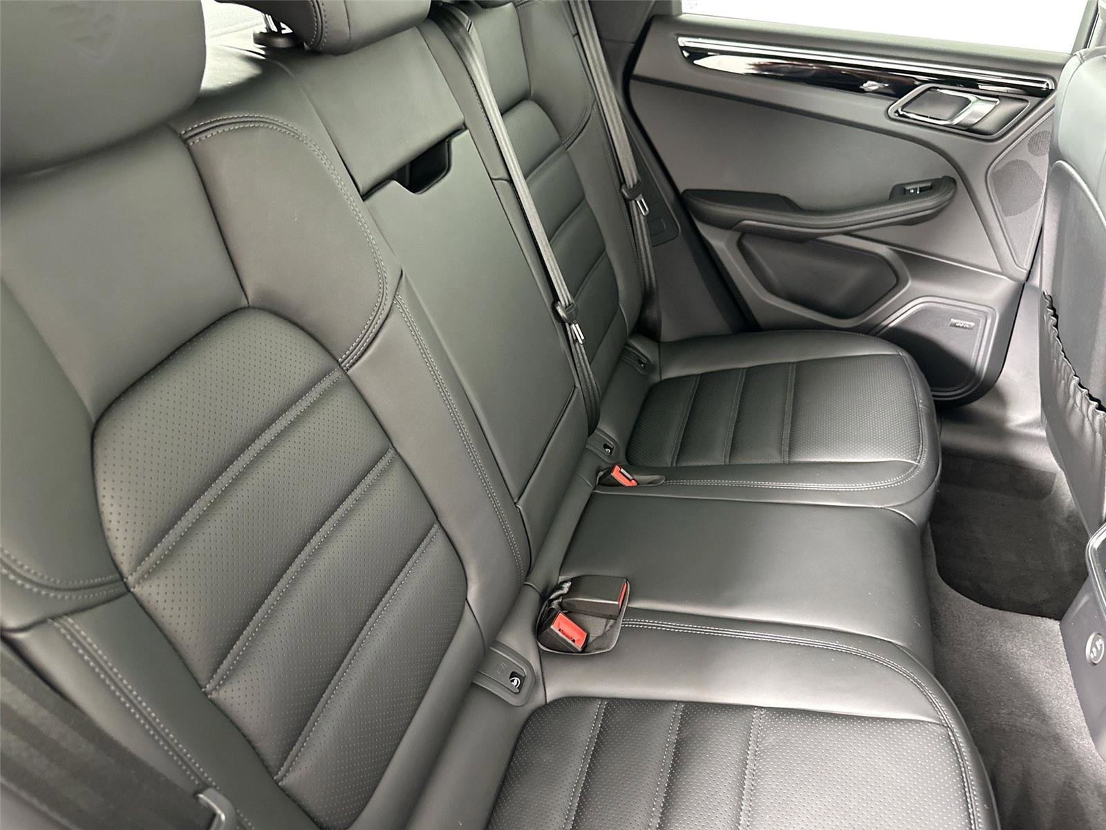Certified 2026 Porsche Macan Turbo AWD/4WD image 27