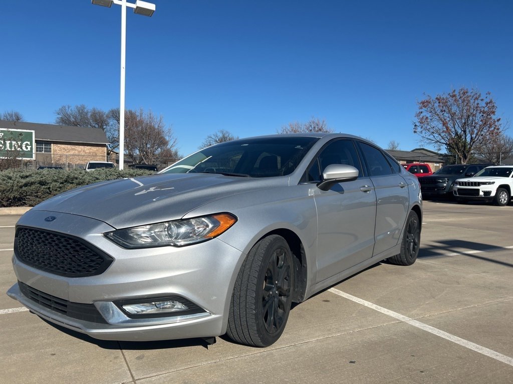 Used 2017 Ford Fusion SE w/ Equipment Group 201A image 3